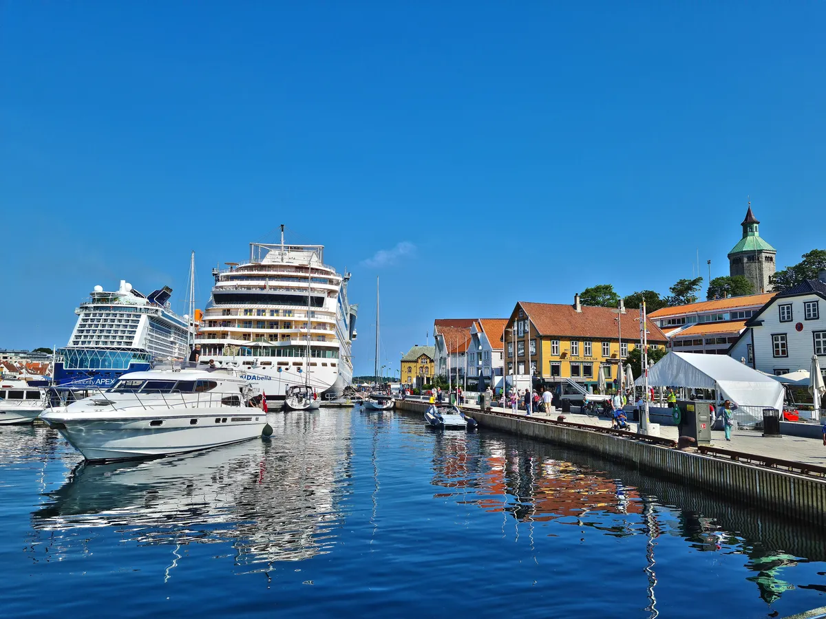 Colourful harbourside buildings on Skagenkaien by Vågen, Stavanger's inner harbour, with the Valberg Tower on the hill