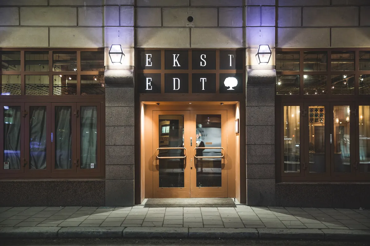 The entrance to Ekstedt on Humlegårdsgatan, Stockholm, with the restaurant's name above the doors (photographed in 2018)