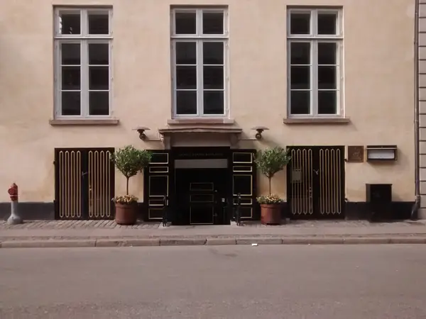 The street entrance of Kong Hans Kælder in Copenhagen, between two potted trees