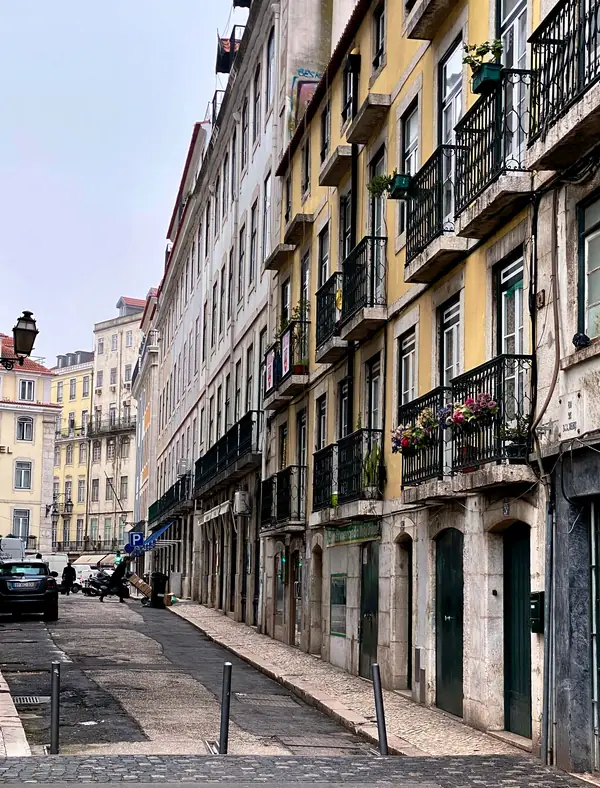 Rua dos Bacalhoeiros in Lisbon, the street where SÁLA de João Sá is